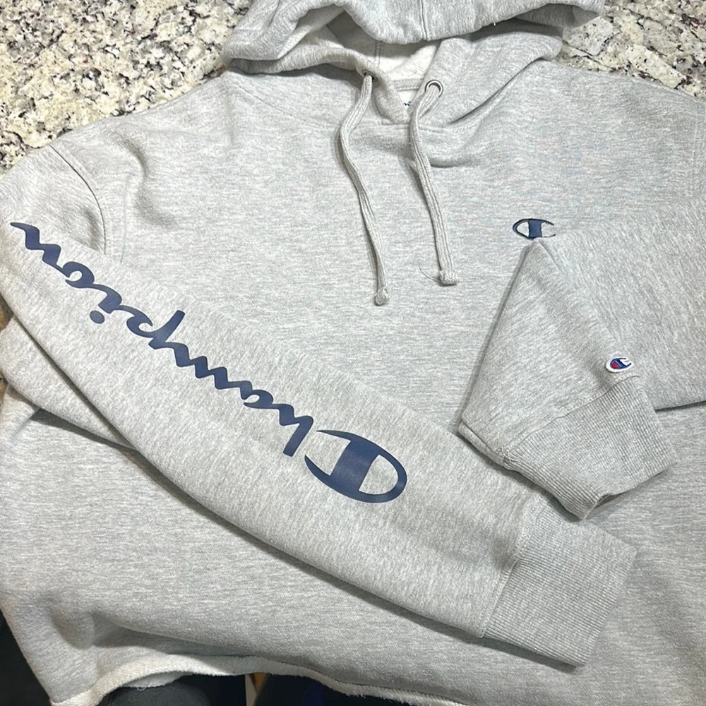 Champion Women’s Cropped Gray Hoodie Sweatshirt Logo Pullover Size Medium - Picture 4 of 8